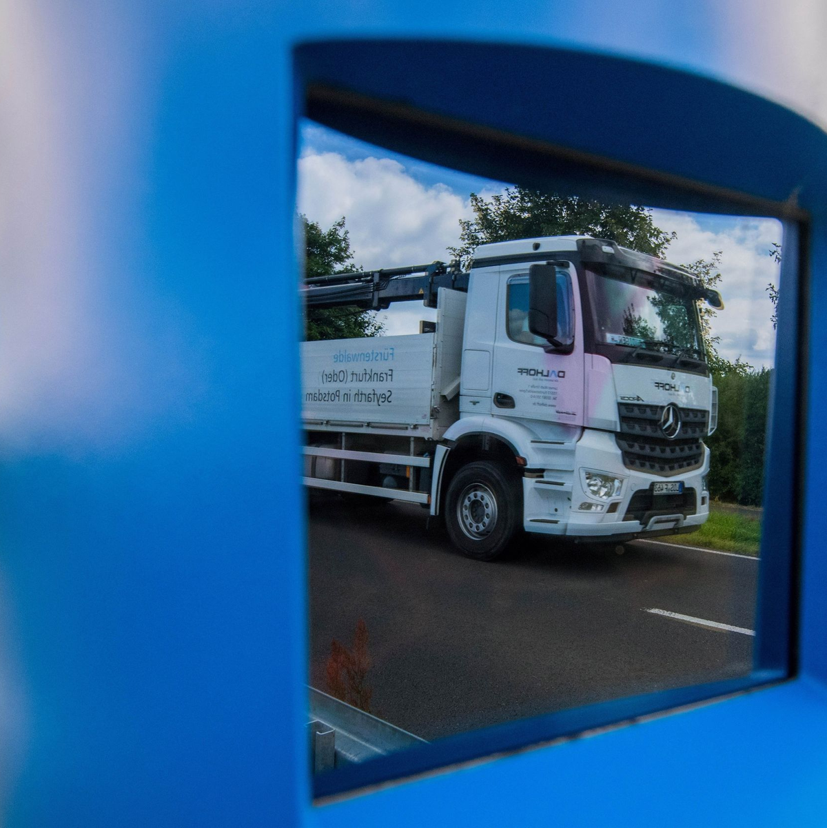 Ein Lastwagen fährt an einer Mautkontrollsäule vorbei. Zum 1. Dezember steigt die Lastwagenmaut auf deutschen Fernstraßen. - Foto: Patrick Pleul/ZB/dpa