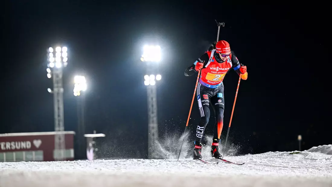 Benedikt Doll belegte mit der Biathlon-Staffel in Östersund den dritten Platz. - Bild: Pontus Lundahl/TT News Agency/AP/dpa