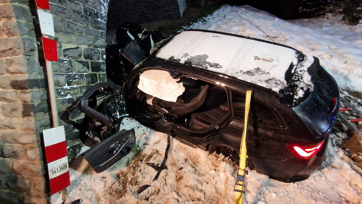 FW VG Westerburg: PKW kracht frontal gegen Brückenpfeiler - Fahrer und Beifahrerin werden schwer verletzt - Foto: presseportal.de