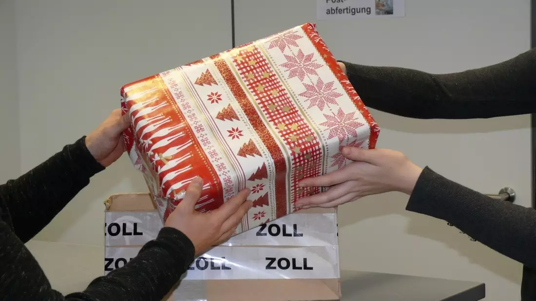HZA-M: Besonders zur Weihnachtszeit: Wie das Paket schnell und sicher durch den Zoll kommt - Neue IT-Anwendung erleichtert die Zollabfertigung von Paketsendungen - Bild: presseportal.de