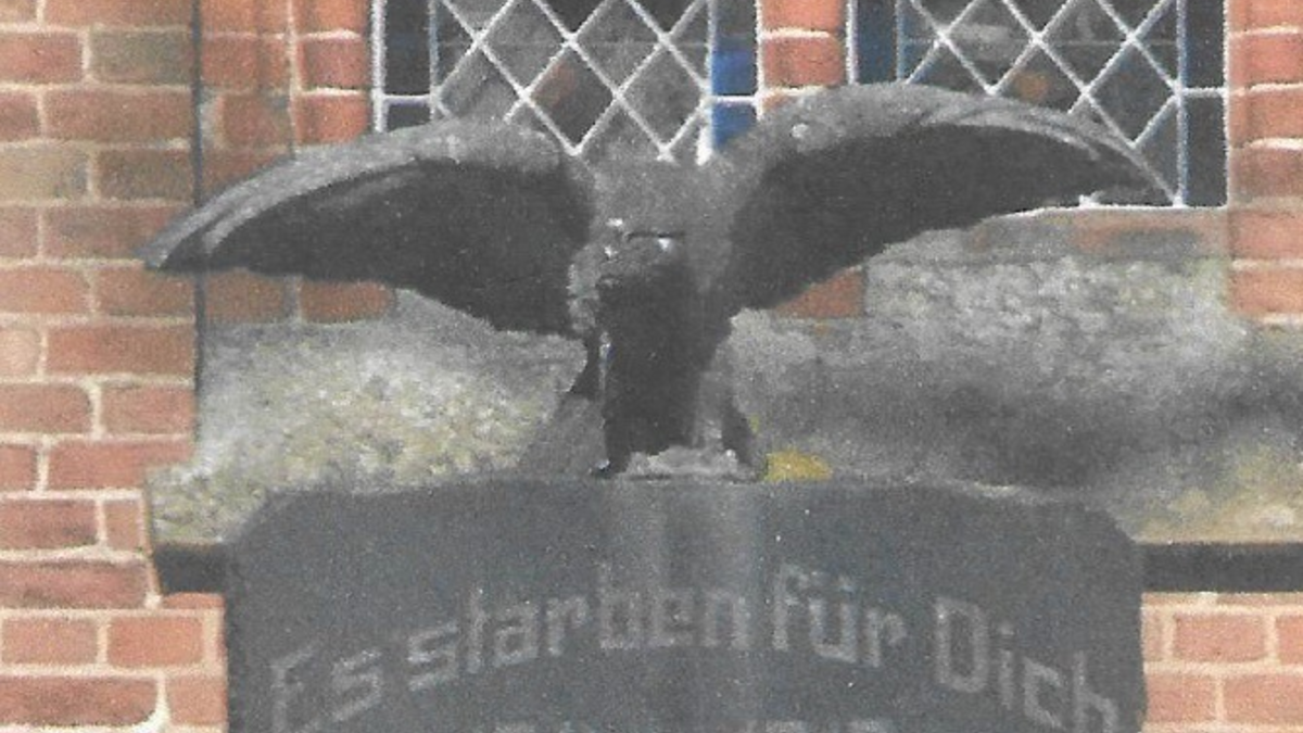 POL-NB: Diebstahl eines Bronze-Adlers - Foto: presseportal.de