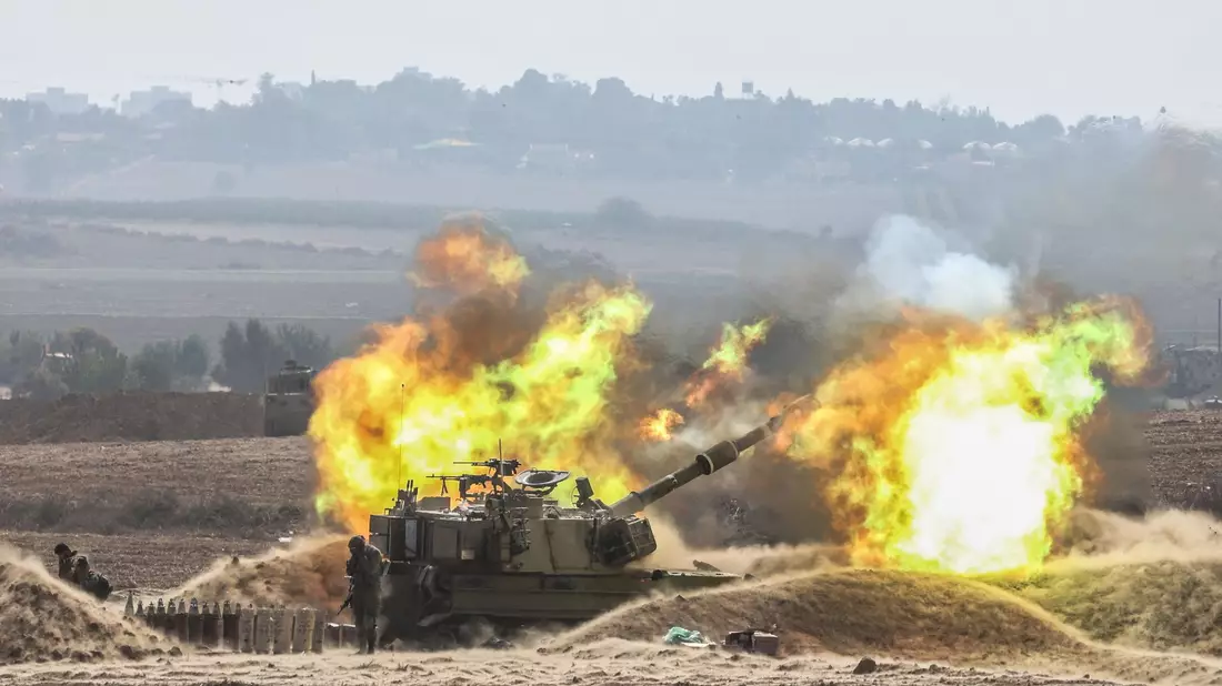 Die israelischen Streitkräfte feuern Artilleriegranaten auf den Gazastreifen ab. - Bild: Ilia yefimovich/dpa