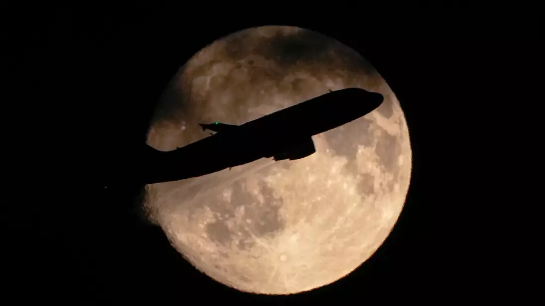 Ein Airbus A319 der russischen Fluggesellschaft «Russia» hebt vom Flughafen Pulkowo ab. - Bild: Dmitri Lovetsky/AP/dpa