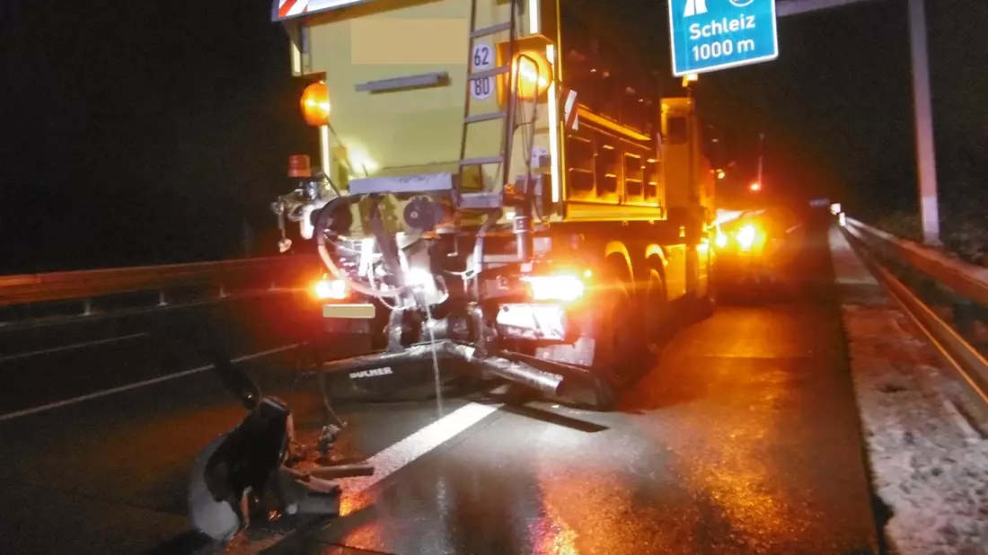 API-TH: Trotz des hell beleuchteten Hecks - Transporter fährt auf Winterdienst auf - Bild: presseportal.de