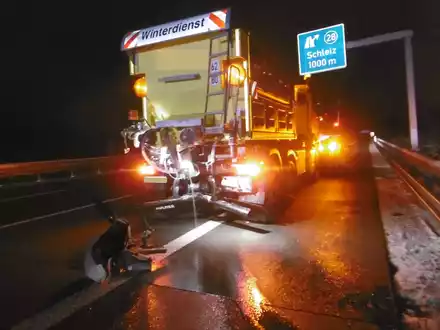API-TH: Trotz des hell beleuchteten Hecks - Transporter fährt auf Winterdienst auf - Foto: presseportal.de