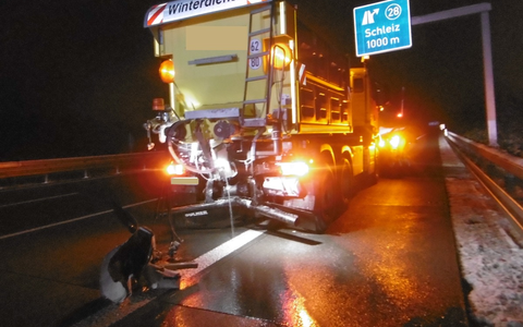 API-TH: Trotz des hell beleuchteten Hecks - Transporter fährt auf Winterdienst auf - Foto: presseportal.de