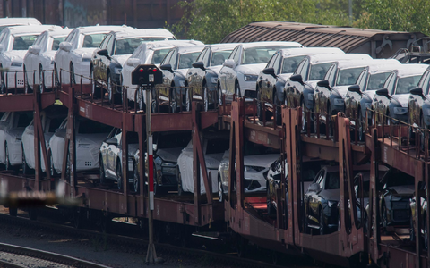 Viele Autobauer stehen unter Druck. (Archivbild)  - Foto: Julian Stratenschulte/dpa