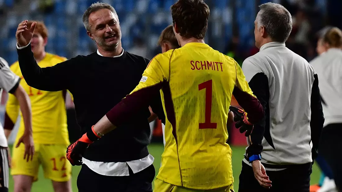 U17-Trainer Christian Wück lässt offen, ob Max Schmitt im WM-Finale im Tor steht. - Bild: Marton Monus/dpa