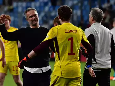 U17-Trainer Christian Wück lässt offen, ob Max Schmitt im WM-Finale im Tor steht. - Foto: Marton Monus/dpa
