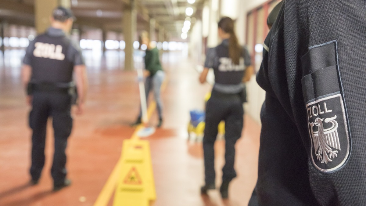 HZA-KR: Krefelder Zoll prüft die Gebäudereinigungsbranche - Foto: presseportal.de