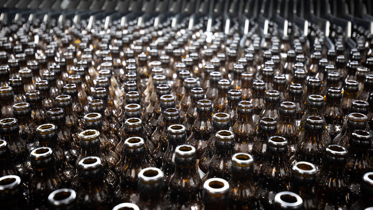 Brauereien kämpfen seit Jahren mit einem schrumpfenden Biermarkt in Deutschland. - Foto: Christian Charisius/dpa
