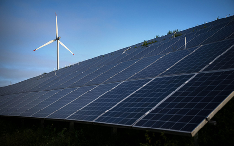 Weil in manchen Teilen Nordostdeutschlands wegen des starken Erneuerbaren-Ausbaus viel in die Netze investiert wird, sind die Netzentgelte dort merklich höher als in anderen Regionen Deutschlands. - Foto: Sina Schuldt/dpa