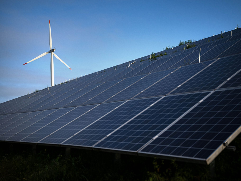 Weil in manchen Teilen Nordostdeutschlands wegen des starken Erneuerbaren-Ausbaus viel in die Netze investiert wird, sind die Netzentgelte dort merklich höher als in anderen Regionen Deutschlands. - Foto: Sina Schuldt/dpa