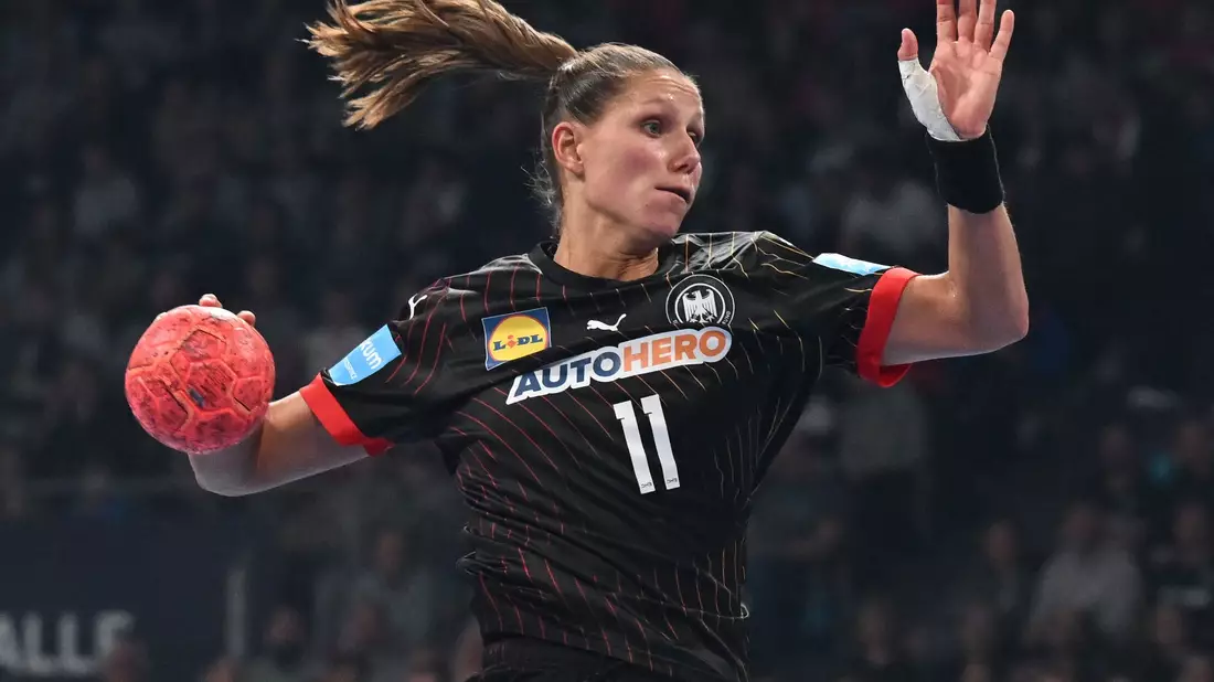Nationalspielerin Xenia Smits erkennt eine positive Entwicklung im Handball.  - Bild: Sven Hoppe/dpa