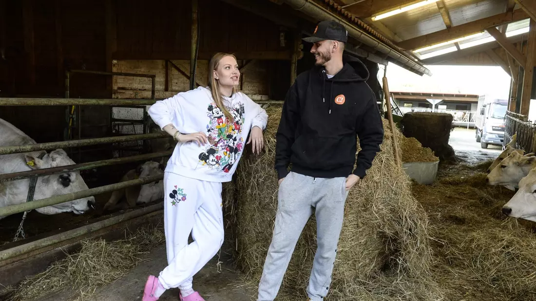 Unser Hof - mit Cheyenne und Nino: Schafpraktikum, Foodblogging-Event und Ninos Schmerz - Bild: presseportal.de