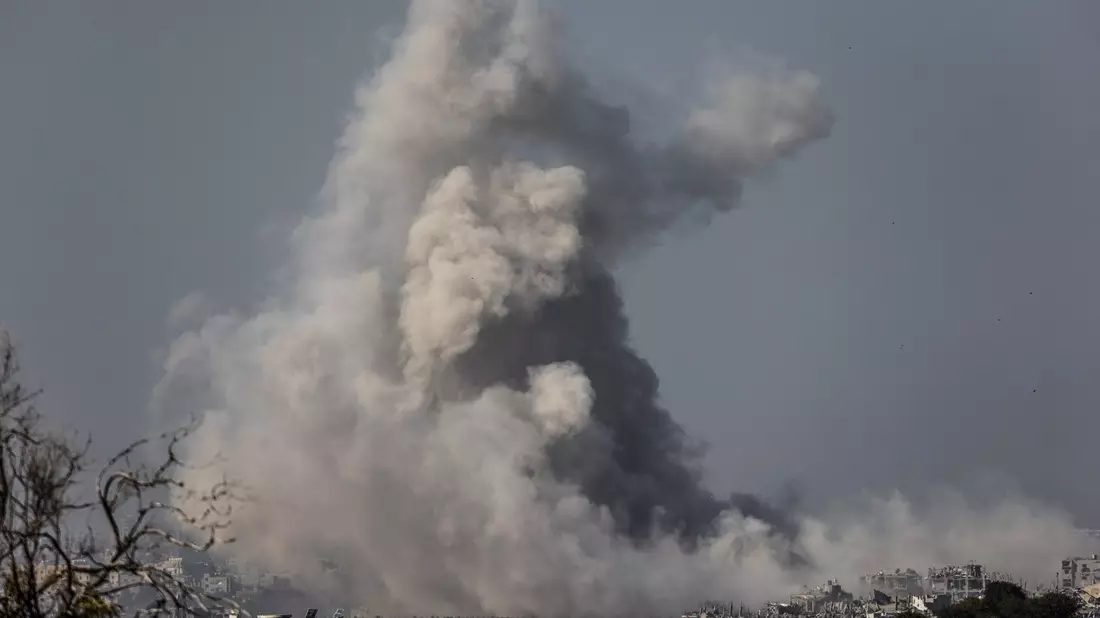 Rauch steigt am Ende einer siebentägigen Waffenruhe im Gazastreifen auf. - Bild: Ilia Yefimovich/dpa