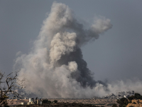 Rauch steigt am Ende einer siebentägigen Waffenruhe im Gazastreifen auf. - Foto: Ilia Yefimovich/dpa