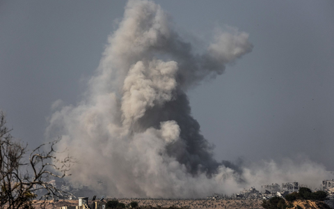 Rauch steigt am Ende einer siebentägigen Waffenruhe im Gazastreifen auf. - Foto: Ilia Yefimovich/dpa
