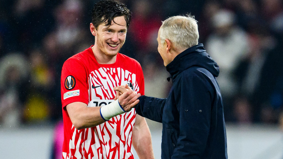 Freiburgs Trainer Christian Streich (r) gratuliert Michael Gregoritsch zum Hattrick. - Foto: Tom Weller/dpa
