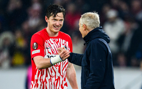 Freiburgs Trainer Christian Streich (r) gratuliert Michael Gregoritsch zum Hattrick. - Foto: Tom Weller/dpa Freiburgs Trainer Christian Streich (r) gratuliert Michael Gregoritsch zum Hattrick. - Foto: Tom Weller/dpa