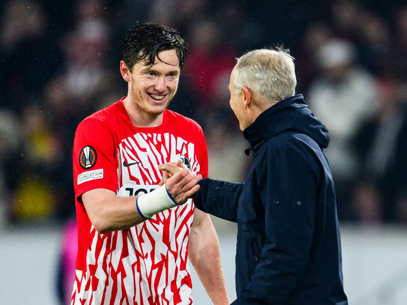 Freiburgs Trainer Christian Streich (r) gratuliert Michael Gregoritsch zum Hattrick. - Foto: Tom Weller/dpa