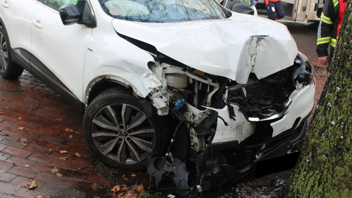 POL-MI: Überholmanöver misslingt - Auto kommt von Straße ab - Foto: presseportal.de