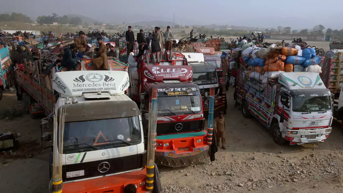 Afghanische Familien warten Ende Oktober auf die Abfertigung an einem Grenzübergang in Pakistan. - Bild: Muhammad Sajjad/AP/dpa