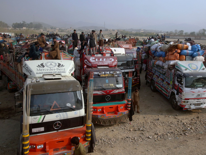 Afghanische Familien warten Ende Oktober auf die Abfertigung an einem Grenzübergang in Pakistan. - Foto: Muhammad Sajjad/AP/dpa