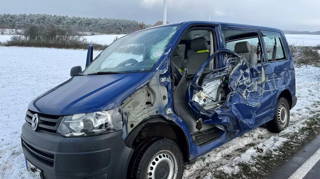 POL-LG: ++ mit entgegenkommenden Lkw kollidiert - leicht verletzt - 10.000 Euro Schaden ++ mit Baum kollidiert - unverletzt ++ räuberischer Ladendiebstahl - Täter schubst und flieht ohne Beute ++ - Bild: presseportal.de