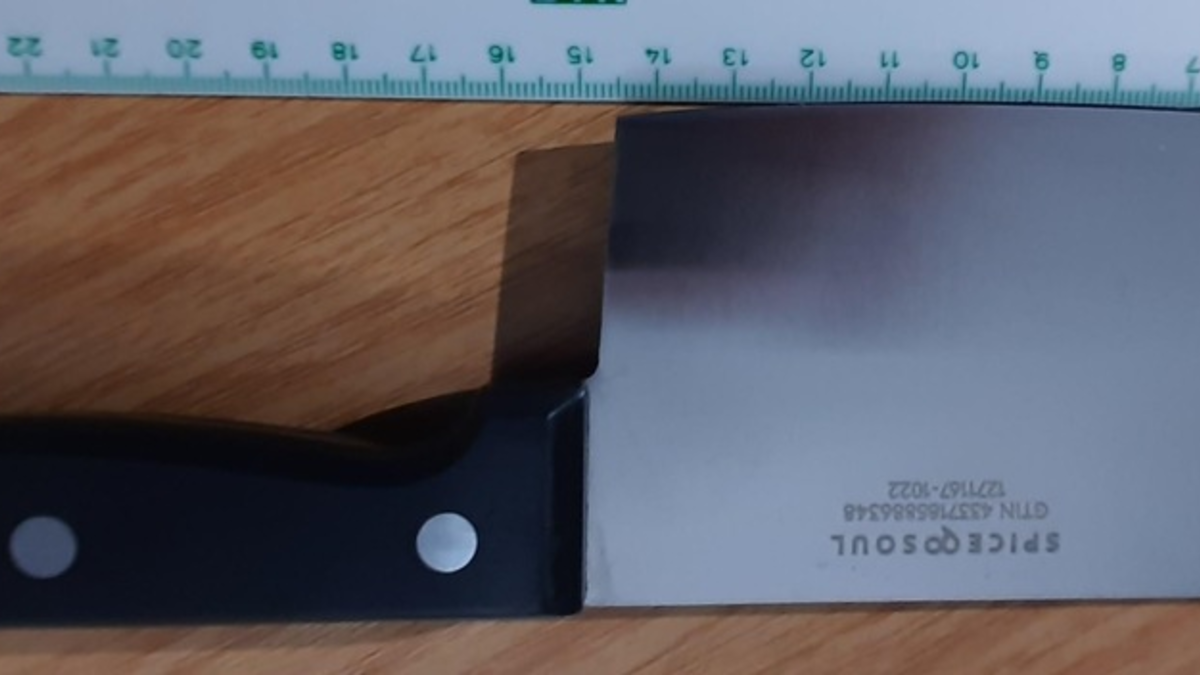 BPOLI MD: Bundespolizei stellt gesuchten Mann mit 2,15 Promille und Kü-chenhackbeil in der Hand - Foto: presseportal.de