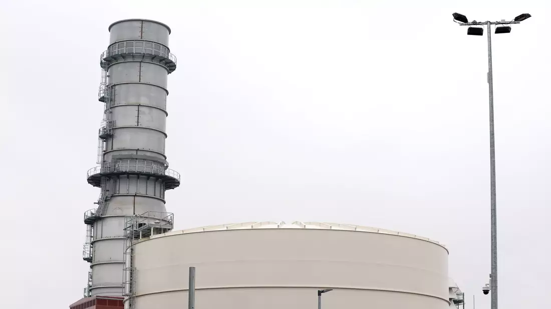 Im Frühjahr noch im Bau, ging das neue Gaskraftwerk im bayrischen Leipheim im Sommer ans Netz. - Bild: Karl-Josef Hildenbrand/dpa