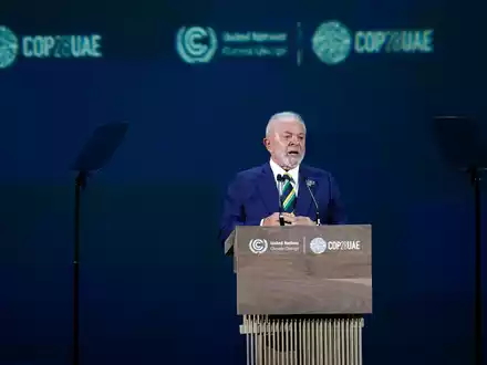 Brasiliens Präsident Luiz Inacio Lula da Silva spricht beim UN-Klimagipfel. Nächste Woche wird er in Berlin sein. - Foto: Rafiq Maqbool/AP/dpa