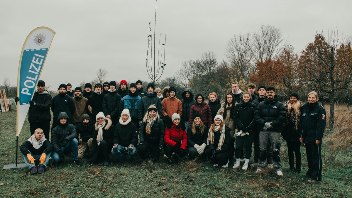 POL-PPRP: Polizeischüler der Höheren Berufsfachschule pflanzen Bäume für das Klima - Foto: presseportal.de