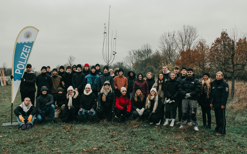 POL-PPRP: Polizeischüler der Höheren Berufsfachschule pflanzen Bäume für das Klima - Foto: presseportal.de