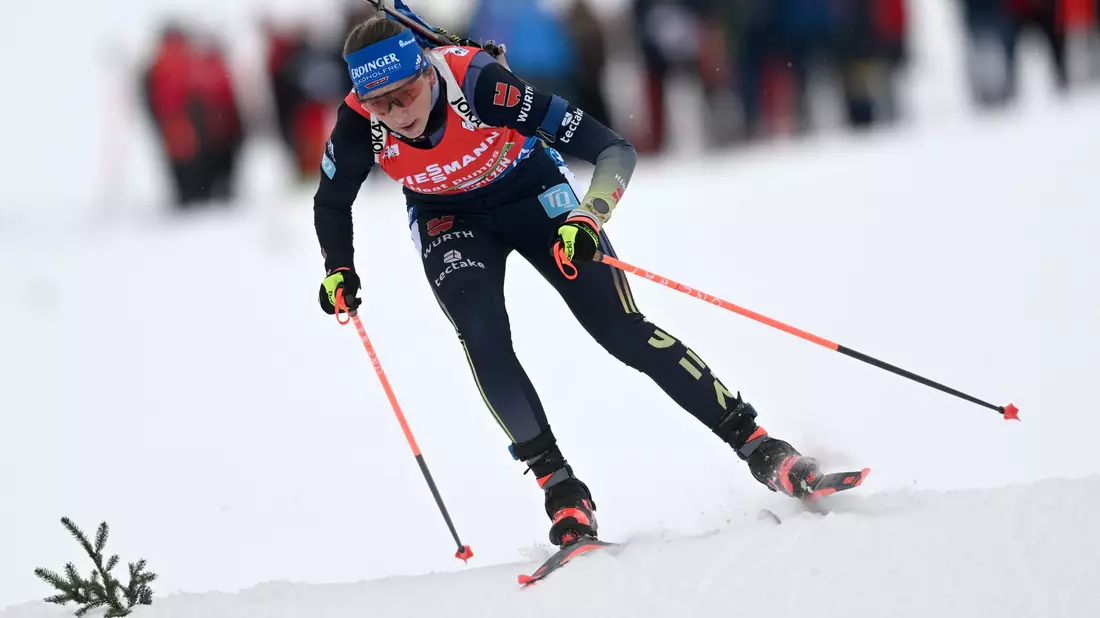 Übernimmt durch Platz vier im Sprint von Östersund das Gelbe Trikot: Franziska Preuß. - Bild: Andreas Schaad/AP/dpa/Archivbild
