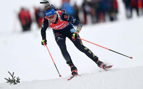 Übernimmt durch Platz vier im Sprint von Östersund das Gelbe Trikot: Franziska Preuß. - Foto: Andreas Schaad/AP/dpa/Archivbild