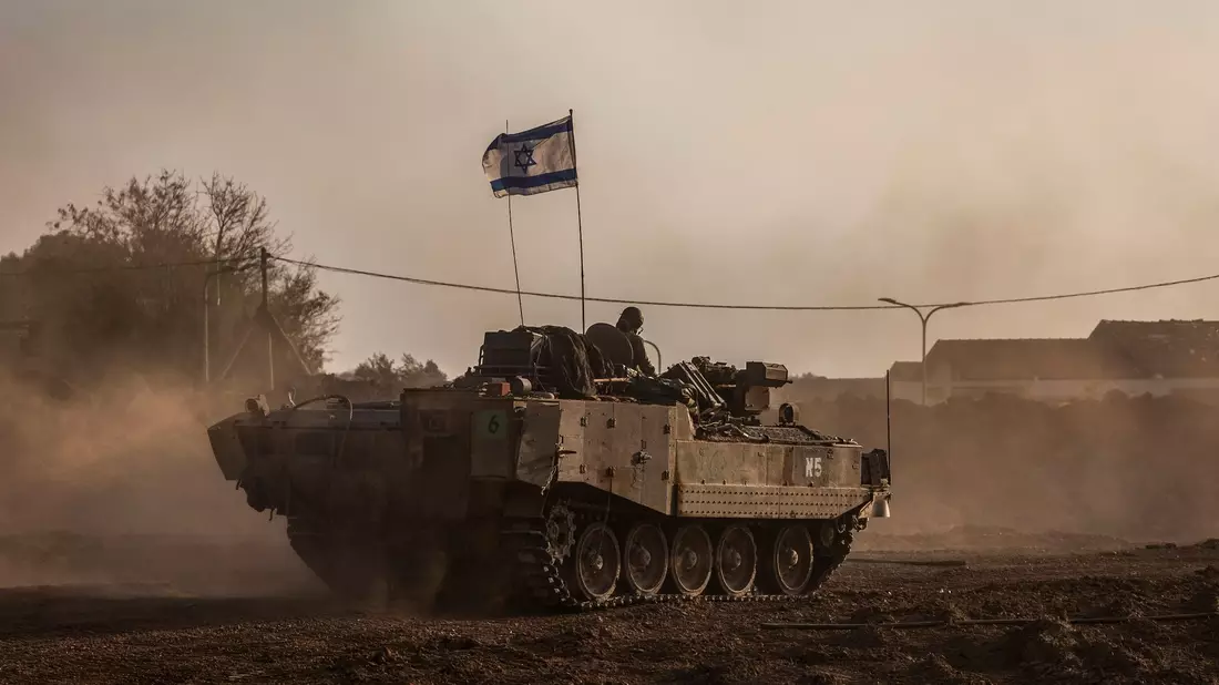 Ein israelischer Panzer fährt in der Nähe der Grenze zwischen Israel und Gaza. - Bild: Ilia Yefimovich/dpa
