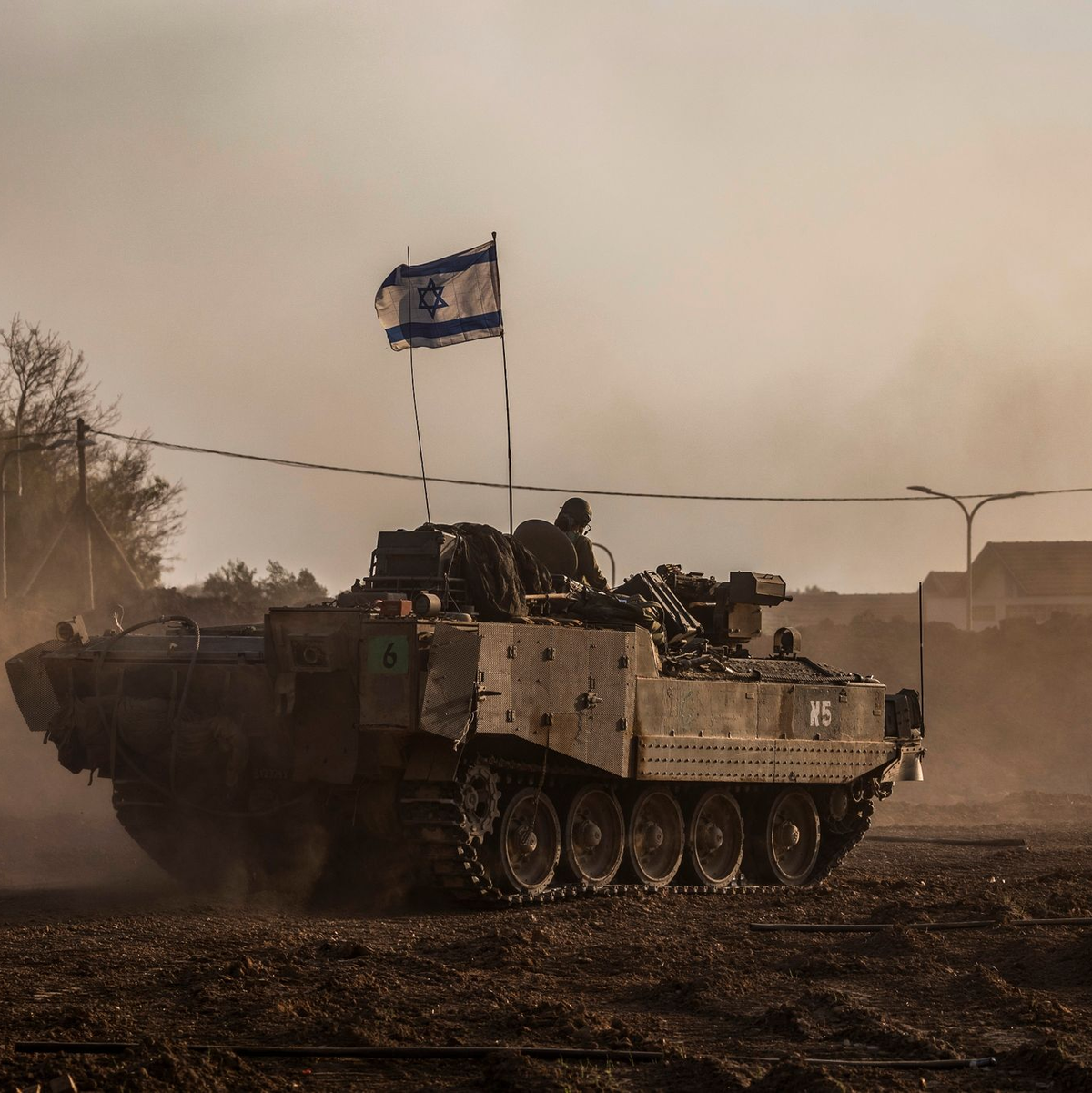 Ein israelischer Panzer fährt in der Nähe der Grenze zwischen Israel und Gaza. - Foto: Ilia Yefimovich/dpa