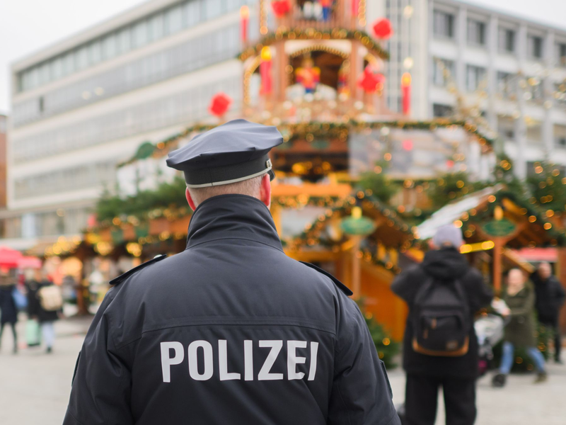 Ein Polizist steht an der Weihnachtspyramide am Kröpcke in Hannover. In Niedersachsen ist ein 20-Jähriger festgenommen worden, der einen Terroranschlag in der Weihnachtszeit geplant haben soll. - Foto: Julian Stratenschulte/dpa