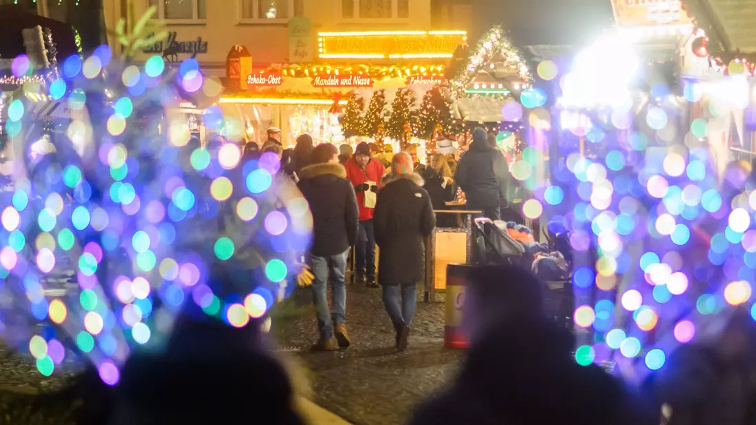 Zuletzt wurden in Nordrhein-Westfalen und Brandenburg zwei Jugendliche festgenommen, die einen Anschlag auf einen Weihnachtsmarkt geplant haben sollen. - Bild: Julian Stratenschulte/dpa