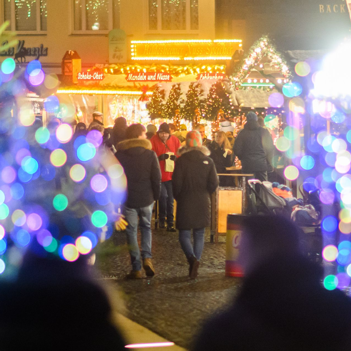 Zuletzt wurden in Nordrhein-Westfalen und Brandenburg zwei Jugendliche festgenommen, die einen Anschlag auf einen Weihnachtsmarkt geplant haben sollen. - Foto: Julian Stratenschulte/dpa