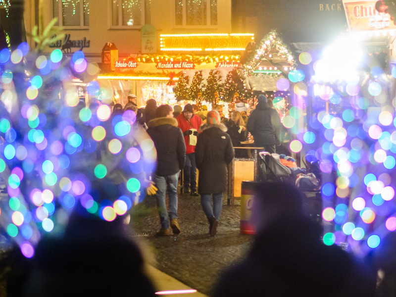 Zuletzt wurden in Nordrhein-Westfalen und Brandenburg zwei Jugendliche festgenommen, die einen Anschlag auf einen Weihnachtsmarkt geplant haben sollen. - Foto: Julian Stratenschulte/dpa
