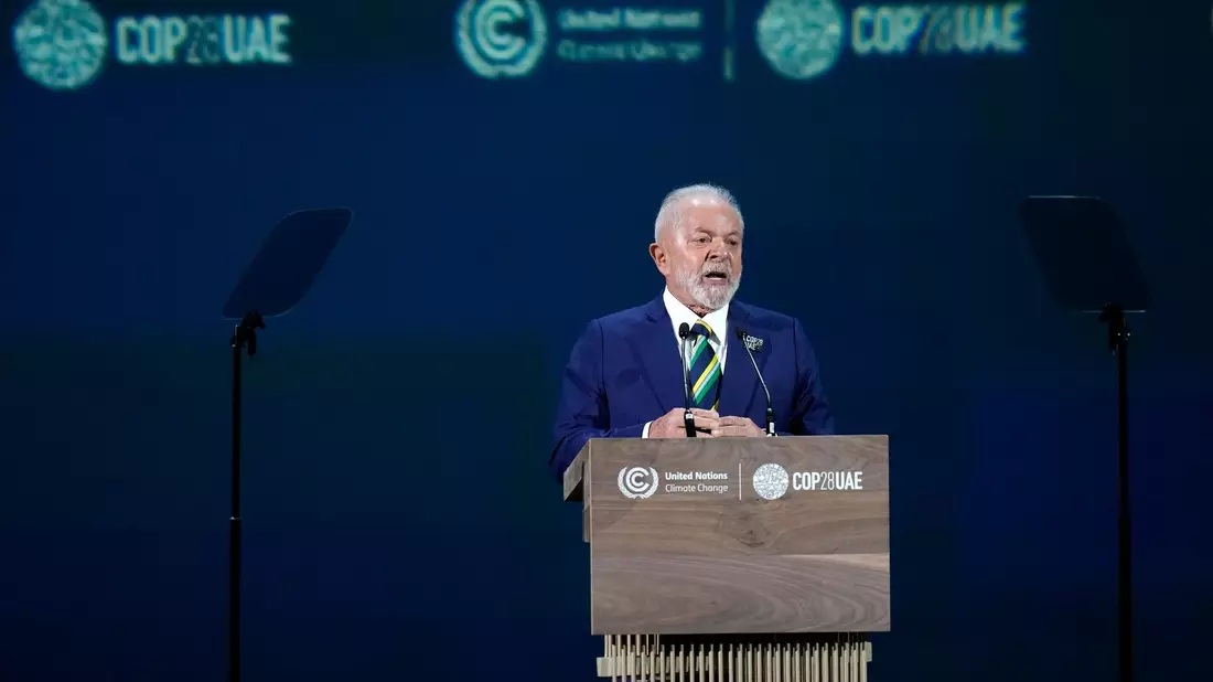 Brasiliens Präsident Luiz Inácio Lula da Silva spricht beim UN-Klimagipfel. Nächste Woche wird er in Berlin sein. - Bild: Rafiq Maqbool/AP/dpa