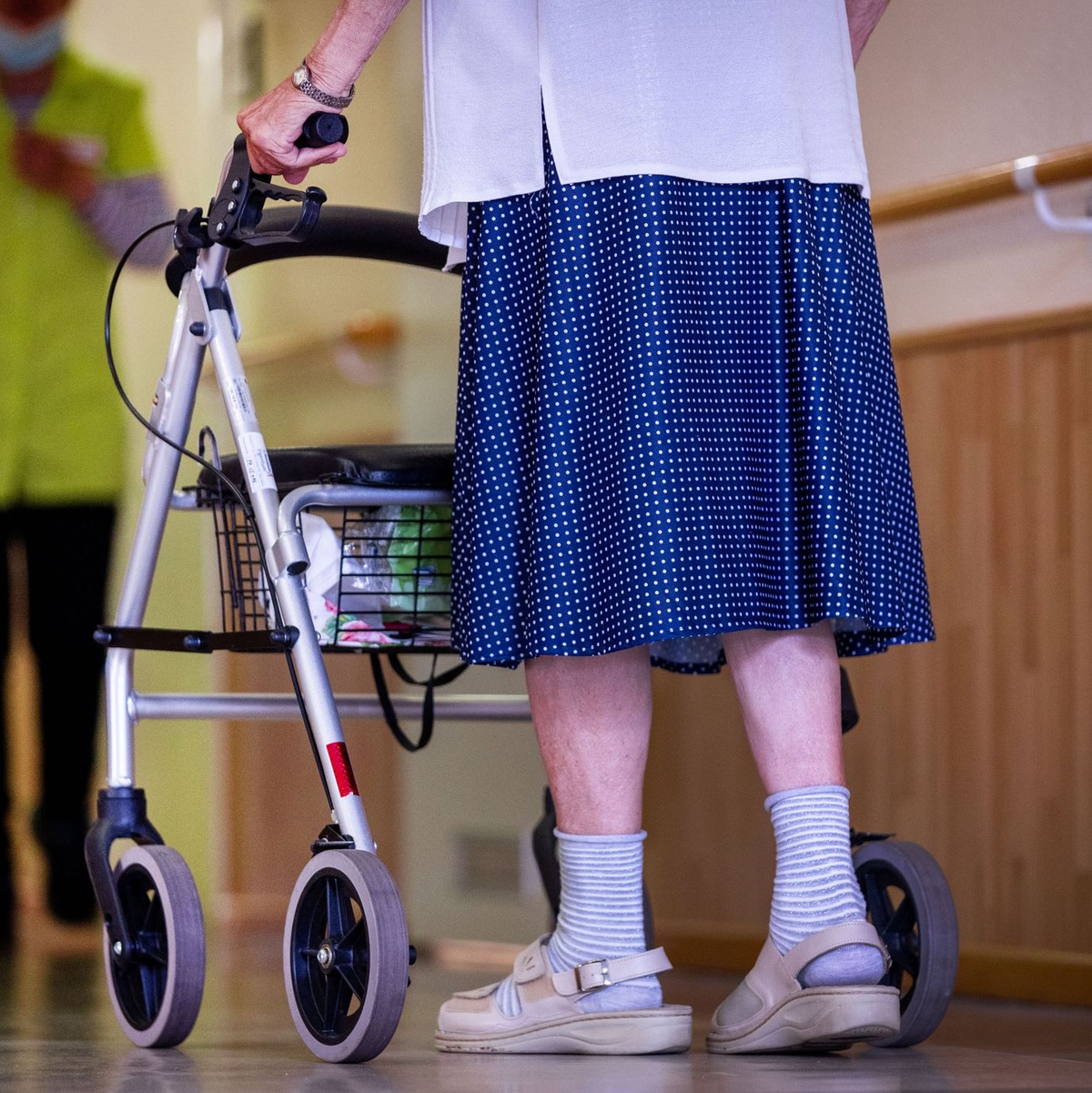 Der Mindestlohn in der Altenpflege ist gestiegen. - Foto: Jens Büttner/dpa