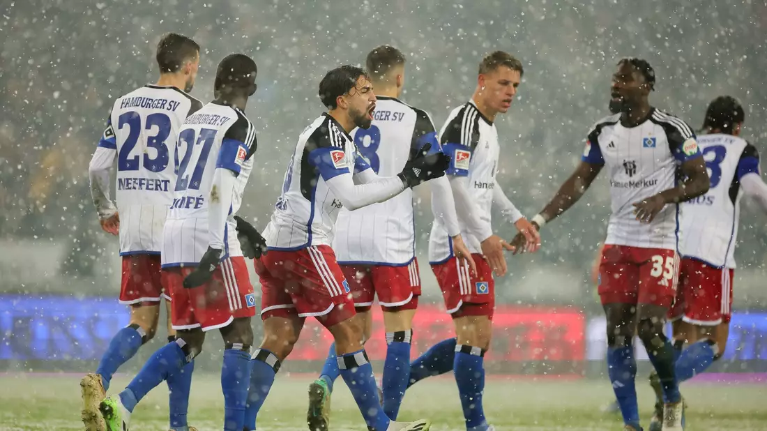 Der HSV konnte einen 2:0 Rückstand noch aufholen: Immanuel Pherai (3v.l.) jubelt nach seinem Ausgleichstreffer. - Bild: Christian Charisius/dpa