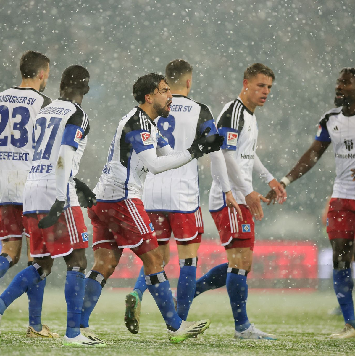 Der FC St. Pauli berät sich, nachdem er eine 2:0-Führung gegen den HSV Aus der Hand gegeben hat. - Foto: Christian Charisius/dpa
