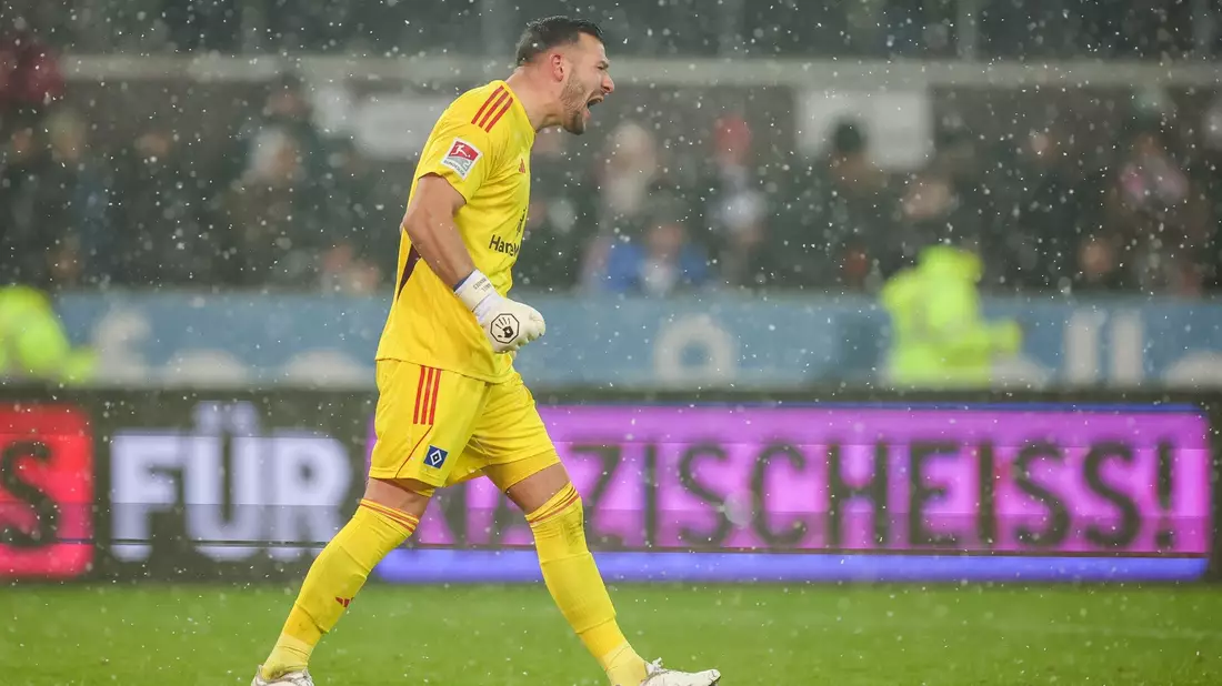 Sorgte für ein kurioses Eigentor im Hamburger Derby: HSV-Keeper  Daniel Heuer Fernandes. - Bild: Christian Charisius/dpa