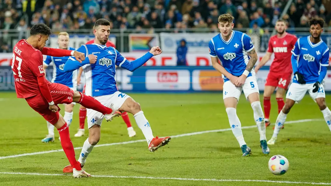 Davie Selke (l) schoss Köln im Kellerduell in Darmstadt zum Sieg. - Bild: Uwe Anspach/dpa