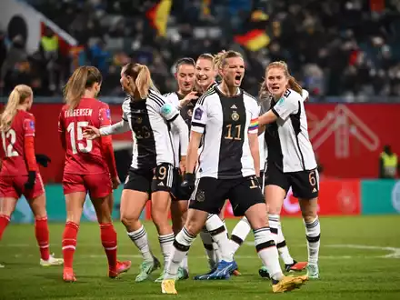 Hart umkämpftes Spiel in Basel: Auch für Rebecca Knaak. - Foto: Sebastian Christoph Gollnow/dpa