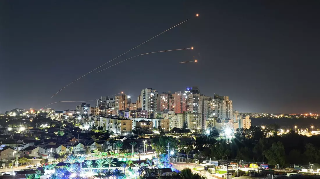 Das israelische Luftabwehrsystem Iron Dome feuert, um eine aus dem Gazastreifen abgefeuerte Rakete abzufangen. - Bild: Tsafrir Abayov/AP